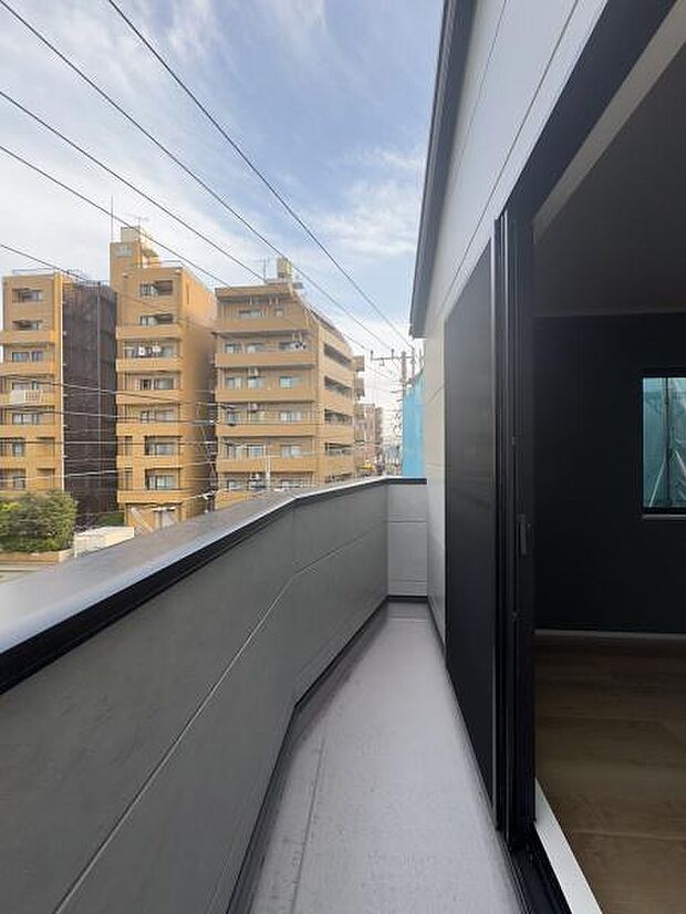 心地よい風が吹き抜ける3階バルコニー。都市の景色を眺めながら、ほっと一息。