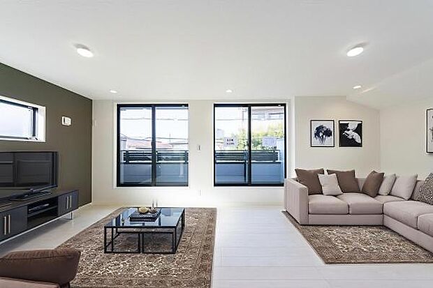 窓から射し込む柔らかな光と、清潔感あふれる白いフローリング。家族みんなが自然と集まり、心からリラックスできる安らぎの場所。※画像にある家具一式はCGによるイメージ画像です。実際におかれておりません。