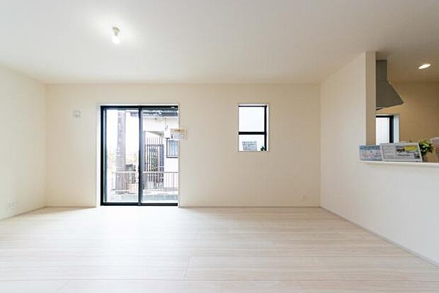 大きな窓から降り注ぐ陽光が、家族の笑顔を明るく照らします。開放感あふれるリビングで、心地よい毎日をスタートさせませんか?