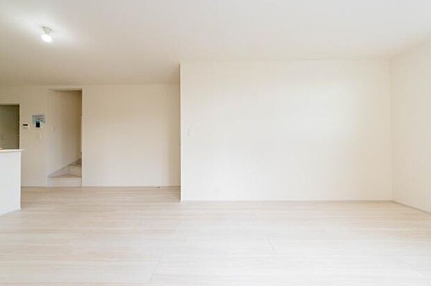 料理中も家族の気配を感じられる対面キッチン。お子様の成長を間近で見守れる、安心と温もりに満ちた団らんのひとときを。