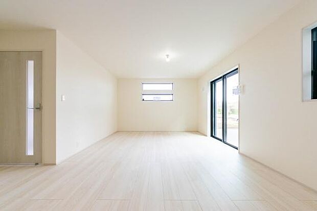 窓から抜ける心地よい風と広がる開放感。この心地よさは写真だけでは伝えきれません。ぜひ現地で、家族の理想の形を感じて下さい。