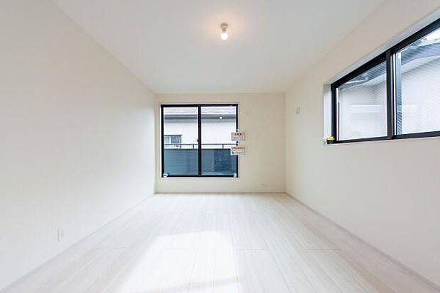 陽光に包まれる明るい洋室。心地よい朝の光で目覚める毎日は、お子様の健やかな成長を育みます。清潔感あふれる空間で新しい生活を。