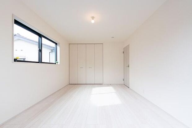 陽光に包まれる明るい洋室。心地よい朝の光で目覚める毎日は、お子様の健やかな成長を育みます。清潔感あふれる空間で新しい生活を。