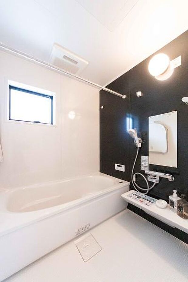 モノトーンの落ち着いた空間で、一日の疲れをリセット。窓から差し込む光を感じながら、贅沢なバスタイムが心と体を優しく癒してくれます。