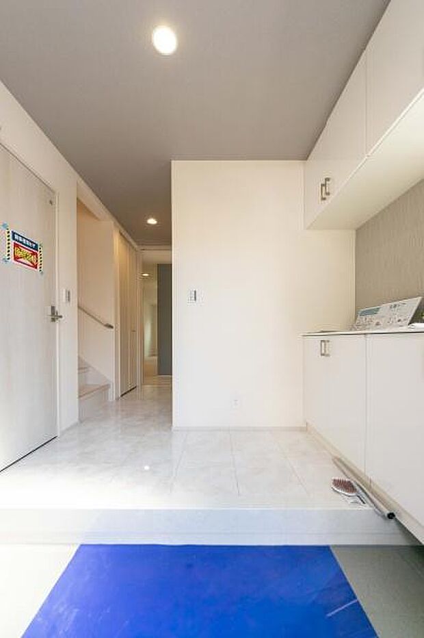 毎日の「いってきます」「ただいま」が特別な瞬間に。家族の温もりを感じる、光満ちる空間。