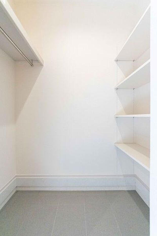 「どこに何をしまおう?」もう悩まない。このゆとりが、家族の毎日を美しく整えます。