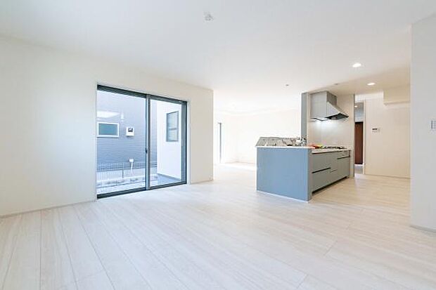 デザイン性の高い対面キッチンが主役。家族の「ただいま」を迎える、明るく広々としたLDKで団らんのひとときを。