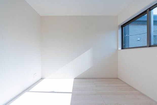 光が遊び、夢が育つ家。広々空間で家族の笑顔が輝く新生活を。