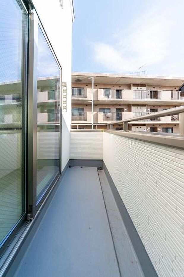 見晴らしの良いバルコニー。青空の下、深呼吸したくなるような開放感です。