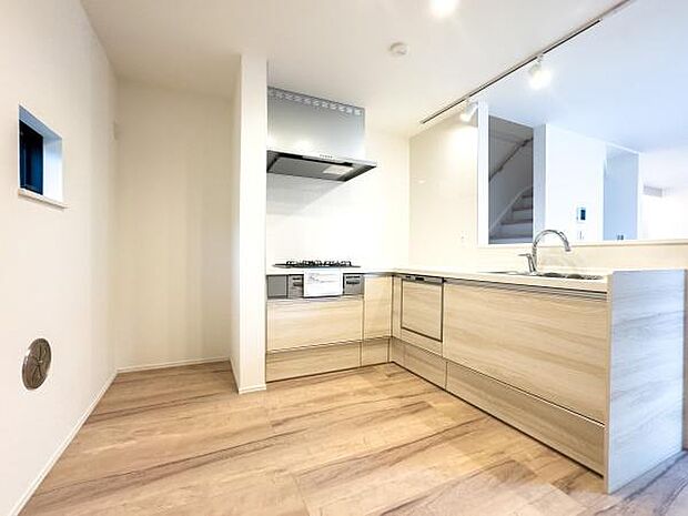 リビングの隅々まで見渡せるオープンキッチン。お子様の遊ぶ姿を見守りながら、今日一日の出来事を楽しく語り合える温かな時間が流れます。