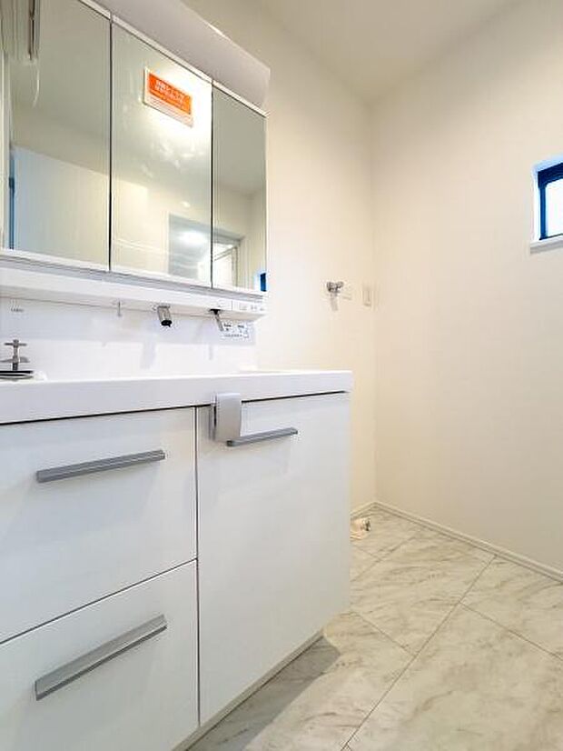 雨の日のお洗濯も快適にこなせる浴室乾燥機を完備。機能性とデザイン性を兼ね備えたバスルームは、忙しいママやパパの心強い味方になります。