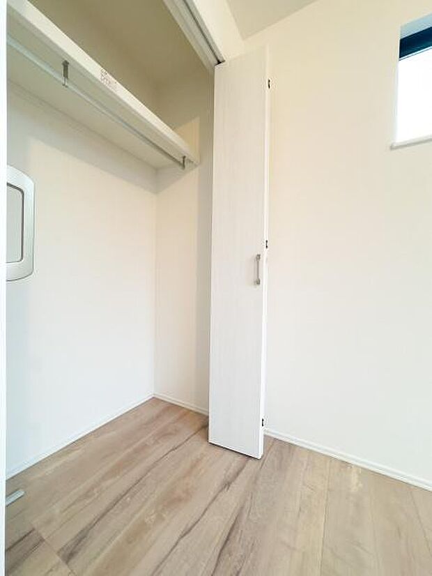 家族の衣類もスッキリ収まる大容量収納。お部屋が片付くことで、お子様との自由な時間や笑顔が増える、ゆとりある暮らしを叶えます。