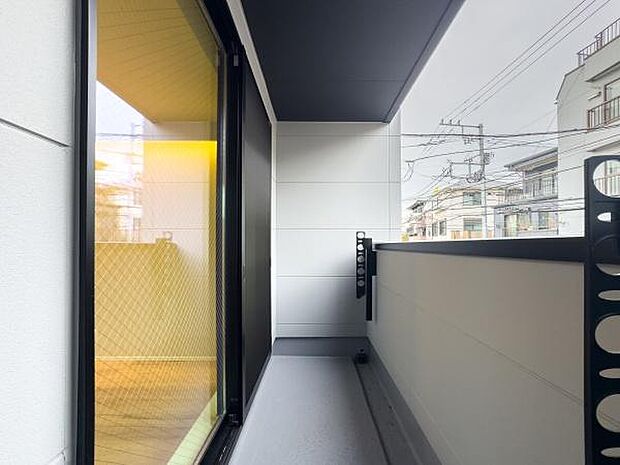 「明るいバルコニー」陽だまりのバルコニーで洗濯物もふかふか。家族の笑顔が広がる、心地よい暮らしが待っています。