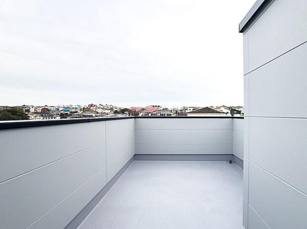 「清々しいバルコニー」広々としたバルコニーは陽当たりはもちろん、解放感や眺望も楽しめます。碧空を満喫し心が透きとおる。癒される心地よい空間。