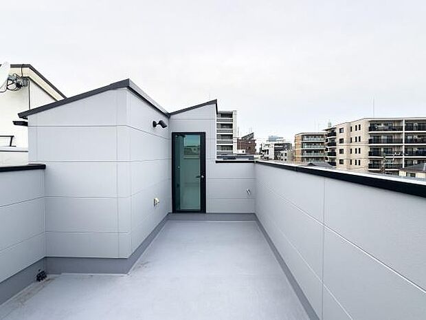 青空を独り占めできる家族の広場。夏はプール、夜は天体観測。周囲を気にせずお子様がのびのび遊べる、安心のプライベート空間です。