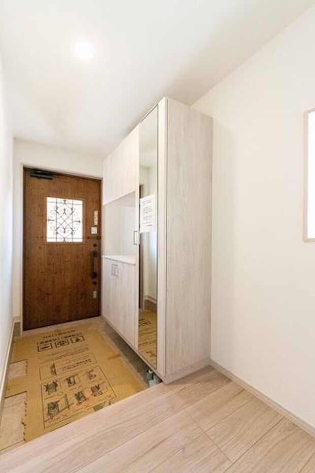 重厚感のある扉を開けると広がる開放感。スッキリ整った玄関は、家族の絆を育む上質な暮らしの象徴です。自分たちらしい彩りを添えて。