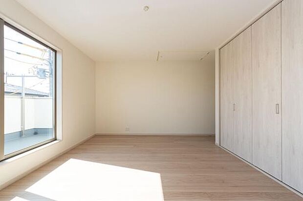 柔らかな陽光が心地よく差し込む洋室。朝の光に包まれて、ご家族の笑顔があふれる健やかな一日がここから始まります。内覧でこの明るさを体感ください。