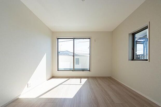 二面採光による開放感と、心地よい風が通り抜ける設計。お昼寝の時間も、優しい光と風に包まれて、お子様が安心して健やかに眠れる理想的な環境です。