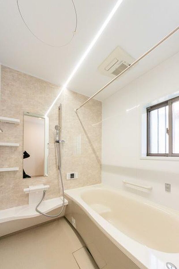 洗練されたライン照明が包む、癒やしのバスタイム。一日の疲れをリセットし、心からリラックスできる上質なプライベート空間です。