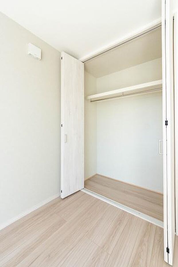 お子様の成長と共に増える思い出の品も、この大容量なら安心。整理整頓が習慣になり、お部屋をいつでも広々と使えるゆとりが生まれます。