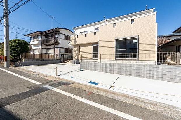 大きな窓から降り注ぐ陽光が、リビングを明るく彩ります。開放感あふれる住まいで、心地よい風を感じながら、ゆったりとした家族の時間を。