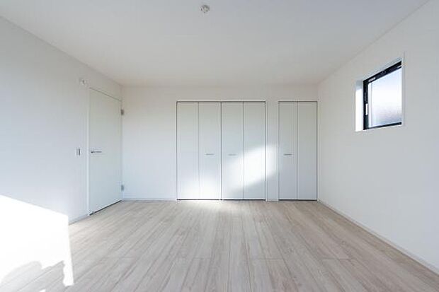 二面採光の開放的な空間。心地よい風と光が通り抜け、家族の笑顔が自然と溢れます。明るい将来を予感させるお部屋で、新しい生活の第一歩を。