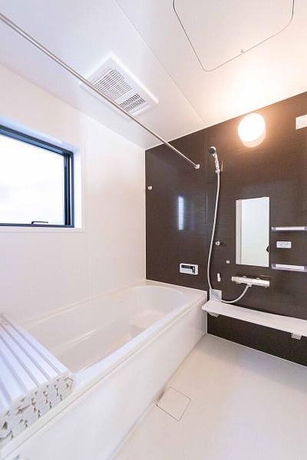 広々とした洗面室から続く、開放的なバスタイム。窓から届く爽やかな風と光を感じながら、家族で過ごすゆとりの時間を心ゆくまで楽しめます。