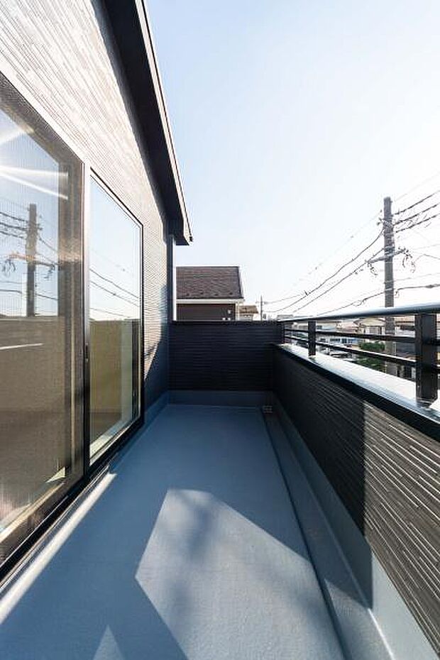 白壁が光を反射する明るい空間。家族全員の洗濯物も一気に干せるゆとりが、忙しい毎日の家事を心地よく支える実用的なバルコニーです。