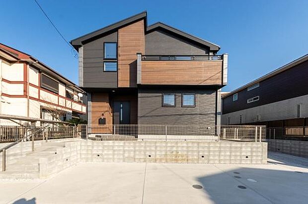 視認性の良い立地でありながら、木目の温もりが醸し出す落ち着きある佇まい。風が吹き抜ける住まいで、家族だけの穏やかな時間を大切に育めます。カースペースゆとりの2台付き