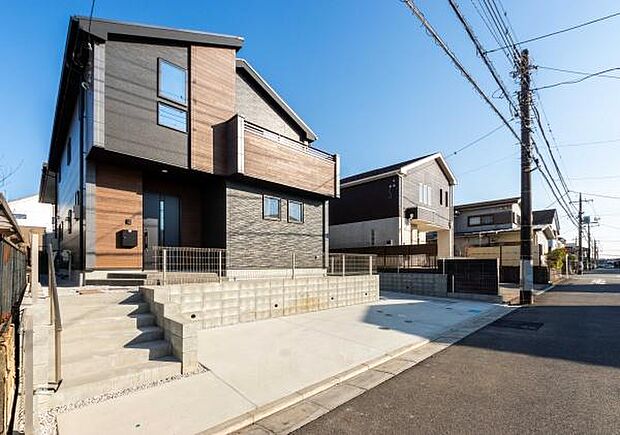 深みのある外装とモダンな意匠が織りなす圧倒的な存在感。写真では伝えきれない、本物志向の質感と開放的な空間を、ぜひ現地で実際にご体感ください。