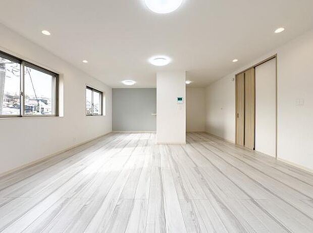 視界が開けるほどの広々としたフロア。お子様がのびのびと走り回れる開放感の中で、家族の温かな思い出をひとつずつ積み重ねていきませんか。