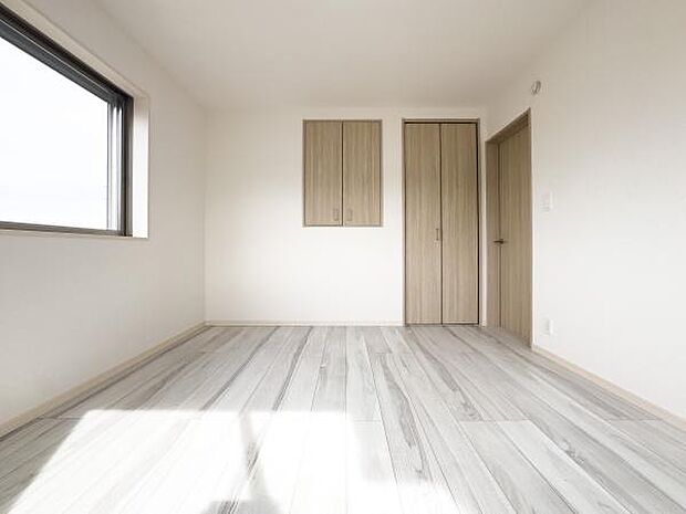 朝の光で目覚める幸せ。明るい洋室は子供たちの笑顔を育みます。清潔感ある白を基調とした空間で、爽やかな毎日を始めましょう。