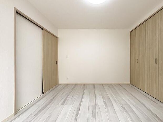 陽光に包まれる明るい洋室。心地よい朝の光で目覚める毎日は、お子様の健やかな成長を育みます。清潔感あふれる空間で新しい生活を。