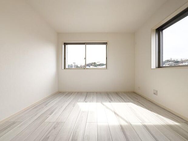 朝の光で目覚める幸せ。明るい洋室は子供たちの笑顔を育みます。清潔感ある白を基調とした空間で、爽やかな毎日を始めましょう。