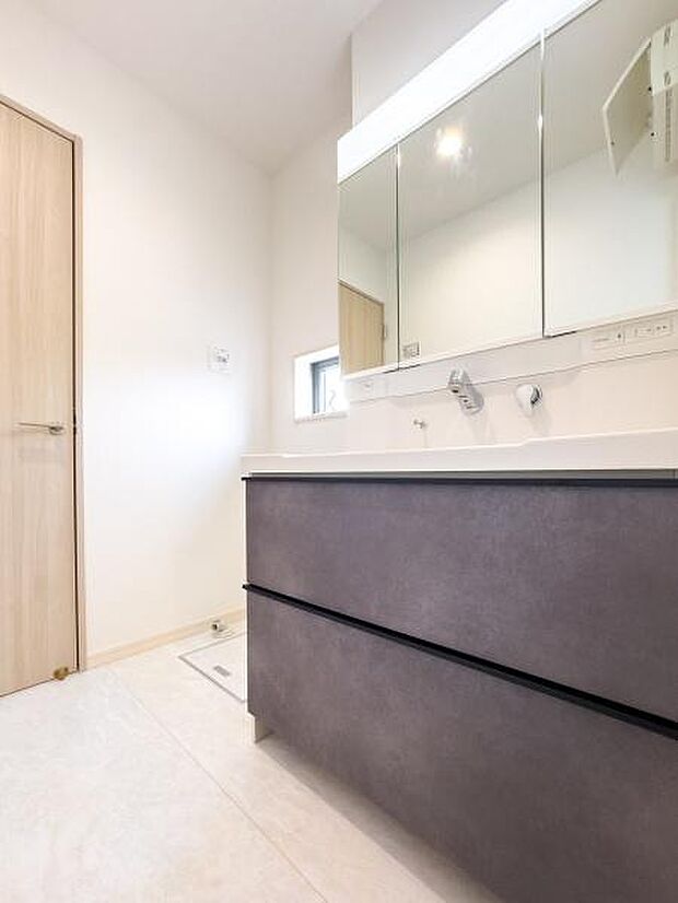 三面鏡の裏には家族全員の小物をスッキリ収納。出しっぱなしを防ぎ、いつでも整った洗面室が、忙しい毎朝の心にゆとりをもたらします。