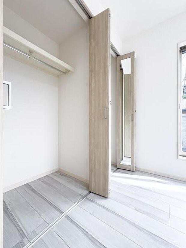 家族の衣類もスッキリ収まる大容量収納。お部屋が片付くことで、お子様との自由な時間や笑顔が増える、ゆとりある暮らしを叶えます。