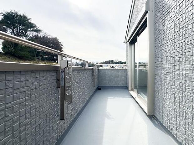 奥行きのある設計で、大量のお洗濯物もスムーズに。頑丈な手すり壁がプライバシーを守り、お子様がいるご家庭も安心して外気浴を楽しめます。