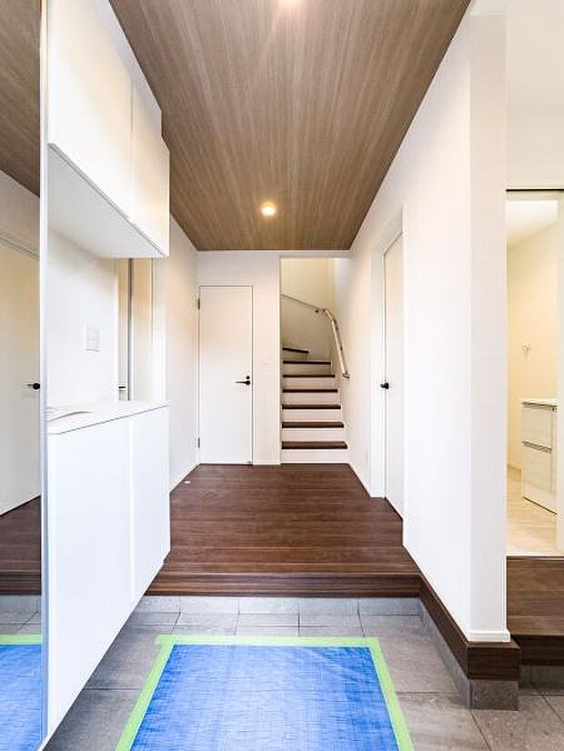 玄関横には便利な土間収納を完備。ベビーカーや趣味の道具もスッキリ収まる広さが、子育て世代の忙しい毎日をスマートに、快適にサポートします。