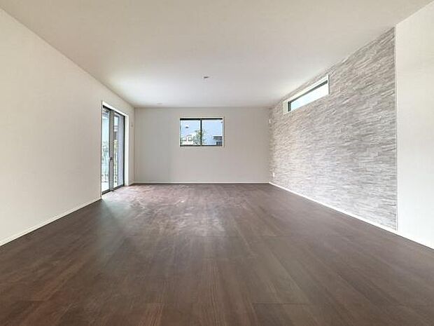 陽光がたっぷり降り注ぐ明るいリビング。開放的な空間でお子様ものびのび成長。家族の笑顔が自然と集まる、温もりあふれる住まいです。