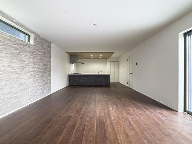 洗練されたアクセントウォールが彩るモダンなリビング。上質なデザインに囲まれて、家族で過ごす日常がより豊かで特別な時間に変わります。