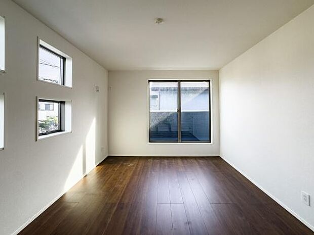 どんな家具にも調和するシンプルなデザイン。家族の好みや成長に合わせて、理想のライフスタイルを自由に、鮮やかに描けます。