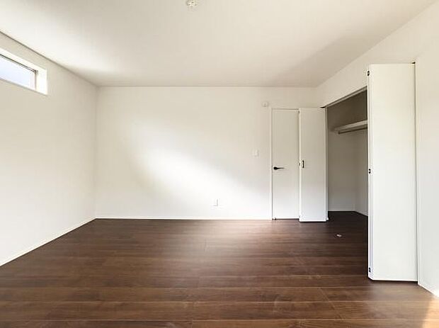 陽光が隅々まで届く明るい空間。爽やかな朝の光に包まれて、家族の新しい一日が健やかに始まる喜びを実感してください。