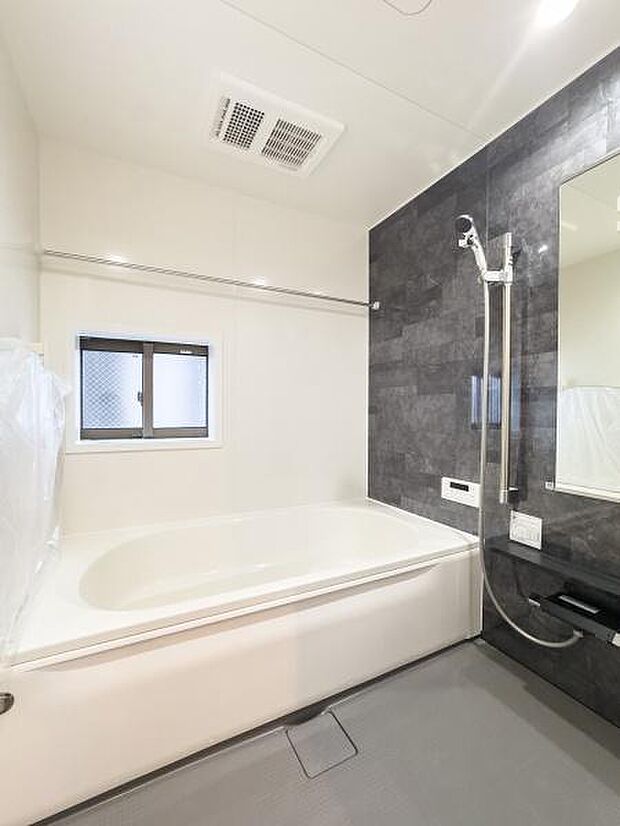 便利な乾燥機能付きで、雨の日の洗濯物もカラッと乾きます。窓からの自然光で換気もスムーズ。清潔感あふれる空間で、暮らしに心のゆとりを。