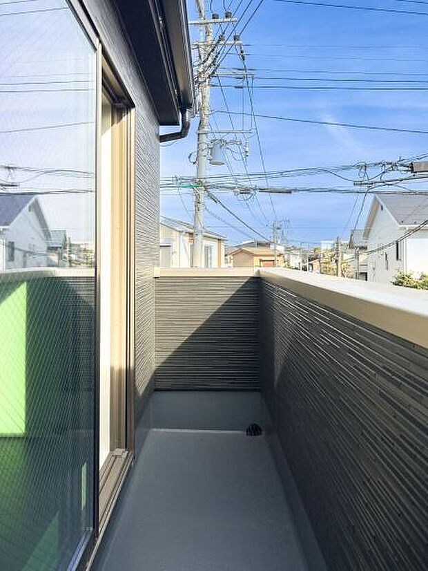 「清々しいバルコニー」広々としたバルコニーは陽当たりはもちろん、解放感や眺望も楽しめます。碧空を満喫し心が透きとおる。癒される心地よい空間。