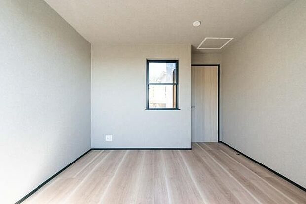 この部屋にお子様のベッドを置いて、あちらには勉強机を...。ご家族の新しい物語を自由に描ける、キャンバスのような洋室です。