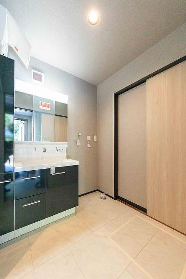 朝の身支度もスムーズ！収納充実のワイドな洗面台。ゆとりの空間で、家族みんなが快適に使える洗面室です。