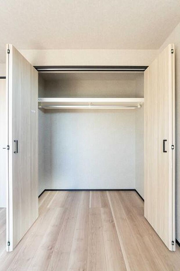 ご家族の衣類も思い出も、この大容量クローゼットが優しく包みます。お子様の成長を見守り、すっきりとした毎日を支える収納です。