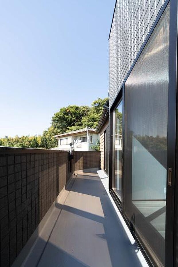 陽光あふれる広々バルコニー。家族みんなの洗濯物もカラッと乾き、お布団干しにも大活躍。青空の下、毎日が気持ちいい暮らし。