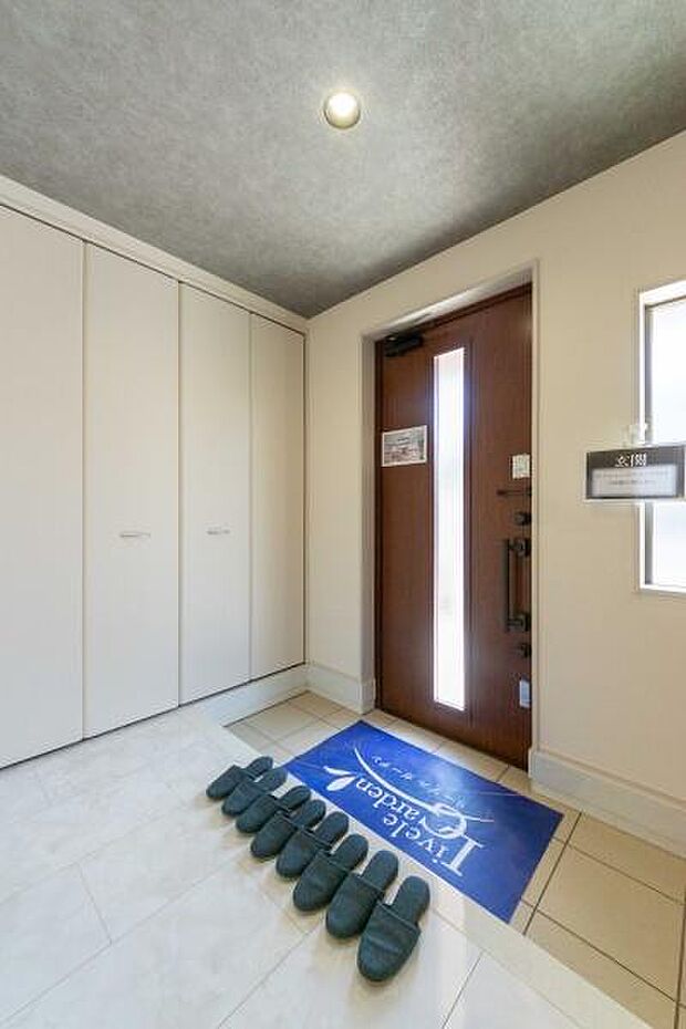 大容量のシューズクロークでお子様の靴や遊具もスッキリ収納。家族を優しく迎える、いつも清潔で開放感あふれる自慢のエントランスです。