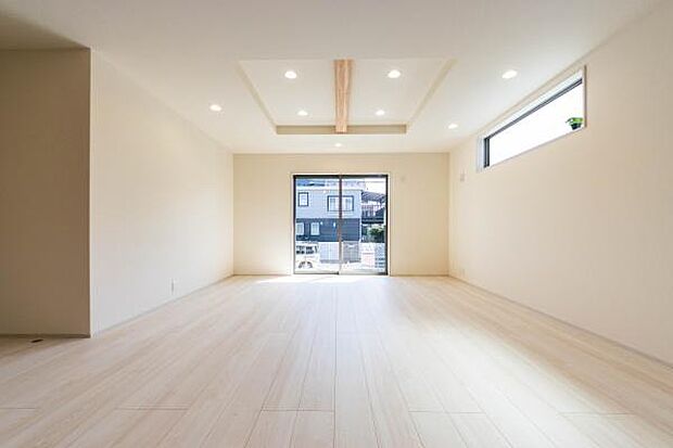 折り上げ天井と梁が彩るデザイン空間。開放感溢れるLDKは家族の憧れ。何気ない日常が特別なひとときへと変わる、上質な暮らしを体感しませんか。